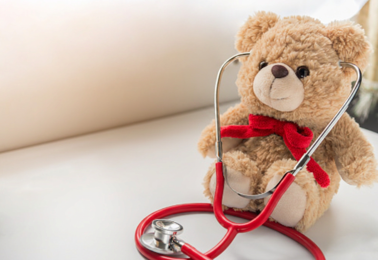 Teddybär mit Stethoskop — Symbol für kindgerechte Medizin